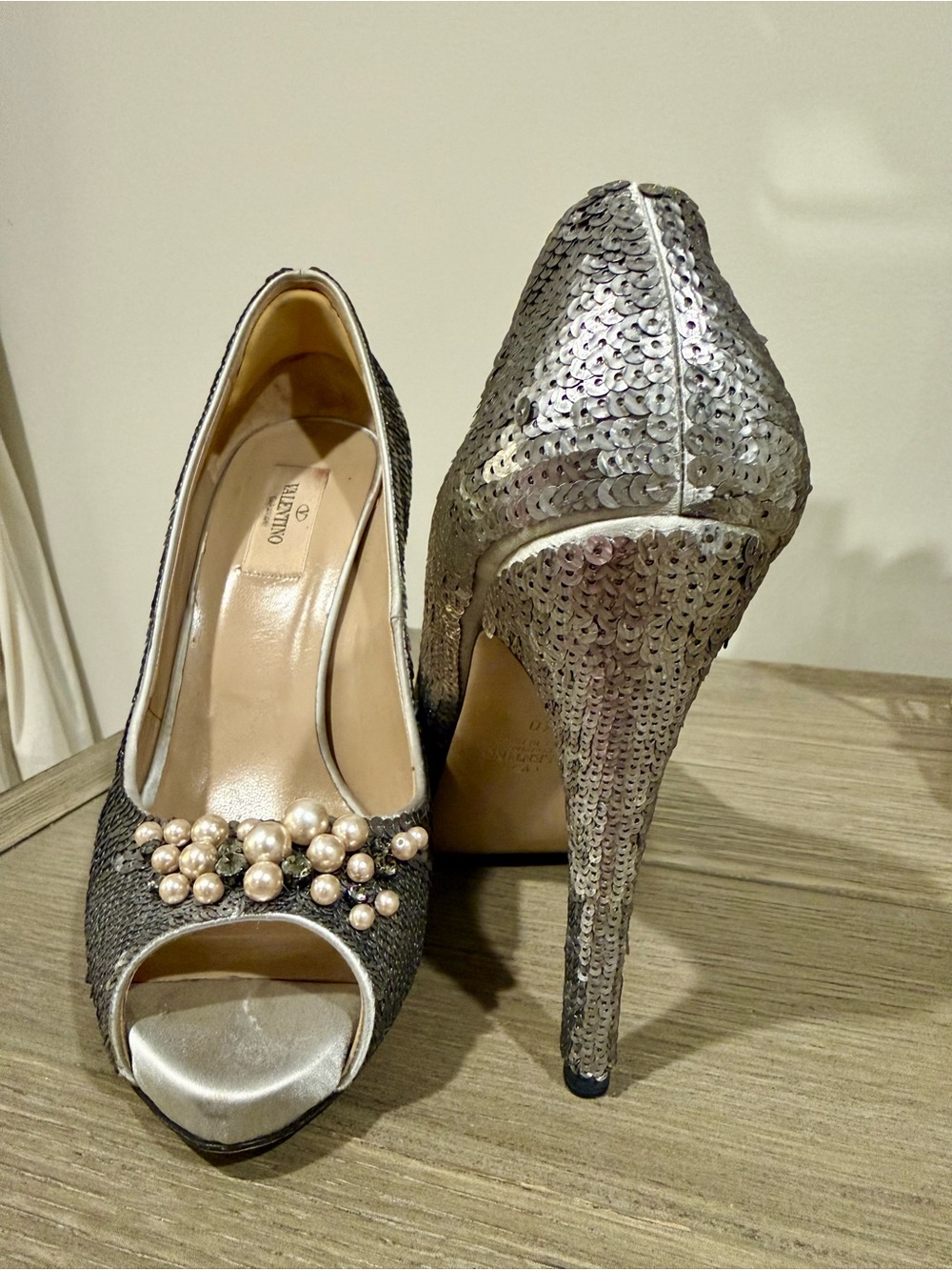 Valentino Garavani Silver Pearl-Cluster Peep-Toe Pumps - Picture 2 of 7